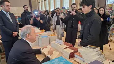 'Külliye'de Ramazan' Etkinliğinde Akar Kitap İmzaladı