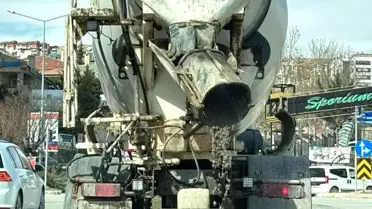 Elazığ'da Beton Mikseri Yolda Beton Dökme Anı
