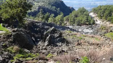 Seydikemer'de heyelan nedeniyle yol kapandı