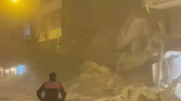 Korku dolu anlar! Depremde hasar gördü, bir anda çöktü
