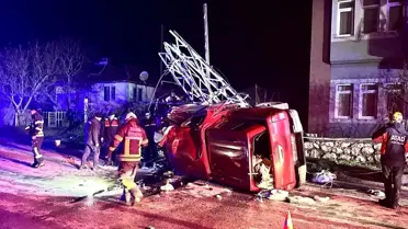 Amasya'da Kamyonet Elektrik Direğine Çarptı