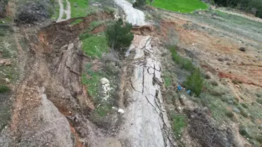Manisa'da Yol Çöktü, Ulaşım Kapandı