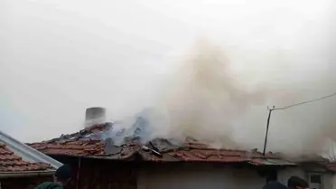 Sındırgı'da bitişik iki ev alevlere teslim oldu: 1 yaralı