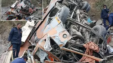 Katliam gibi kaza! Cansız bedenleri otobüsten güçlükle çıkardılar