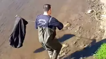 İtfaiye ekipleri dereye düşen horoz için seferber oldu