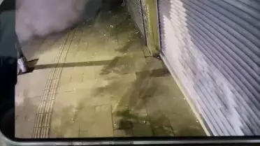 Kaldırımda yürüyen anne ile kızı, çöken binadan savrulan beton parçalarından kaçarak kurtuldu