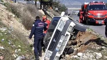 Kaza yapan Tofaş aracın içinde sıkışan vatandaşı itfaiye ekipleri kurtardı
