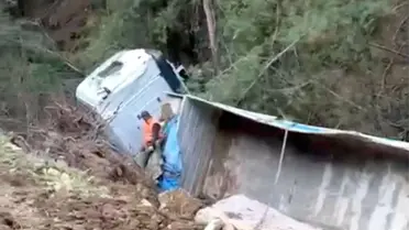 Milas'ta tır şarampole devrildi: 1 yaralı