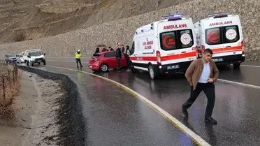 Siirt'te Minibüs ve Otomobil Kafa Kafaya Çarpıştı