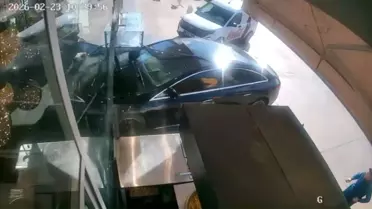 Ankara'da Otomobil Pastaneye Girdi