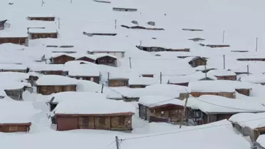 Kar 3 metreyi aştı, evler kayboldu