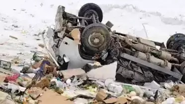 Yüksekova'da Kamyonet Şarampole Yuvarlandı