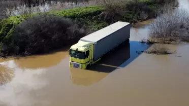 3 gün boyunca taşkın sularında mahsur kalan TIR şoförü kurtarıldı