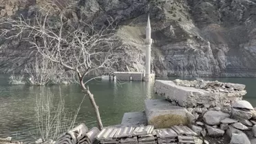 Yusufeli Barajı'nda Sular Çekildi, Eski Köyler Ortaya Çıktı