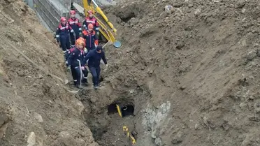 Trabzon'da Göçükte Mahsur Kalan Operatör Kurtarıldı