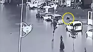 Yağmur Sonrası Kaldırımda Çukura Düşme Anı