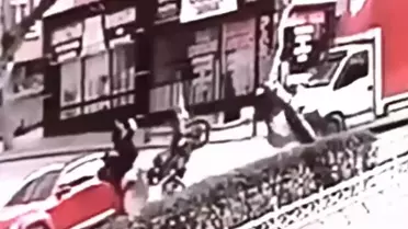 Kamyonet ve otomobile çarpıp takla atan motosikletin sürücüsü yaralandı