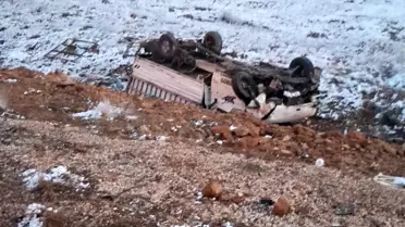 Beyşehir'de Kamyonet Şarampole Devrildi