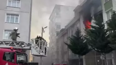 Maltepe'de 4 katlı binada yangın! Mahsur kalan 4 kişi kurtarıldı