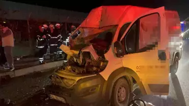 Eskişehir'de Tır Dorsesine Panelvan Araç Saplandı