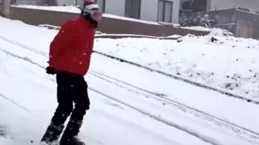Şehir merkezinde kayak yaptı