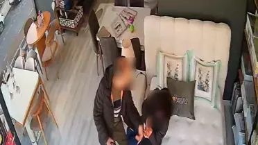 Eşini mobilya mağazasında darbetti