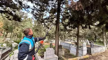 Gebze'de bayram öncesi mezarlıklarda bakım çalışmaları hızlandı