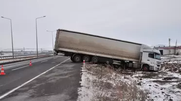 Kars-Ardahan Yolunda Buzlanma Kazaya Neden Oldu