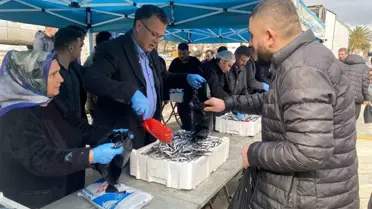 Manisa'da belediyenin ikramı 8 ton hamsi 1 saatte tükendi