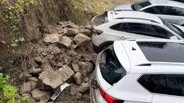 Ordu'da tarihi evin istinat duvarı araçların üzerine devrildi