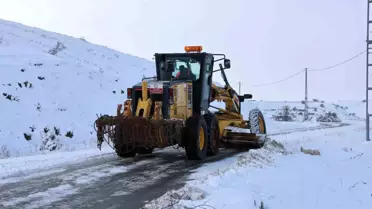 Sivas'ta Kar Yağışı Yolları Kapadı