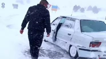 Kayseri'de Kar Yağışı Yolları Kapattı