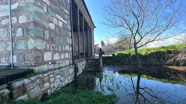 Uluabat Gölü Valide Sultan Camisi'ni Tehdit Ediyor