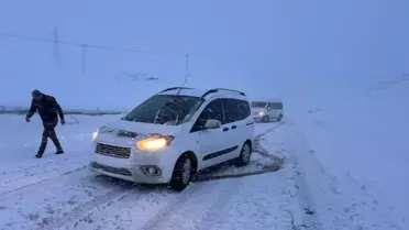 Yüksekova'da Kar ve Tipi Ulaşımı Olumsuz Etkiledi
