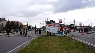 Niğde'de Ambulans ile Araç Çarpıştı