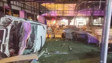 Kuşadası'nda Araç Mağazaya Girdi: 2 Yaralı