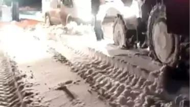 Kars'ta Minibüs Kara Saplandı, Ekipler Kurtardı