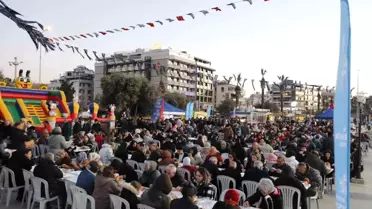 Kuşadası'nda Aydın Büyükşehir Belediyesi'nin İftar Programı'na vatandaşlardan yoğun ilgi