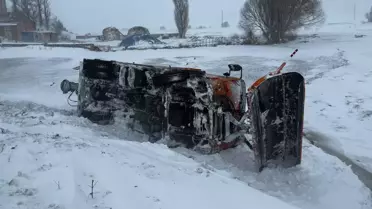 Kars'ta Tuzlama Aracı Devrildi