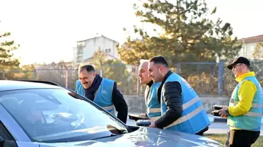 Demirci'de iftar saatine yolda yakalanan sürücülere iftariyelik ikramı