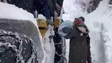 Ordu'da hastalanan bebek, kardan kapanan yolda iş makinesi ile taşındı