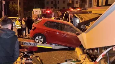 Üsküdar'da otomobil iş yerine daldı