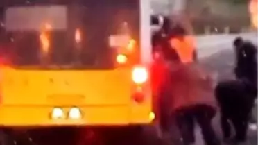 İETT Otobüsü Çamura Sıkıştı, Vatandaşlar Kurtardı