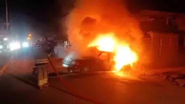 Hatay'da alevlere teslim olan otomobil kullanılamaz hale geldi