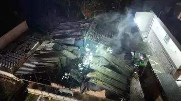 Kocaeli'de 2 katlı evin çatısı alevlere teslim oldu