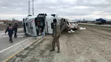 Ereğli'de Tır Devrildi: Sürücü Yaralı