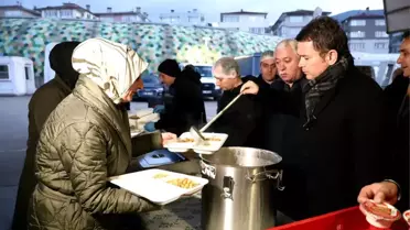 Osmangazi Belediyesi'nin iftar sofrasında yüzlerce kişi bir araya geldi
