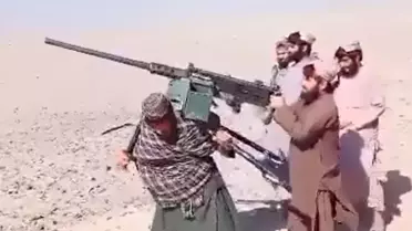 Bu da suyun öte yanındaki savaş! Biri koca uçaksavarı sırtladı, diğeri ateş açtı