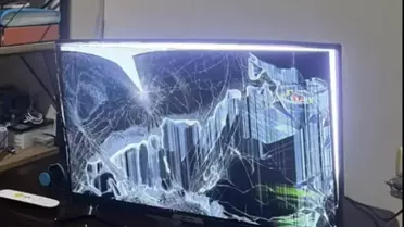 Gördüğü manzaraya dayanamayıp televizyonu parçaladı 