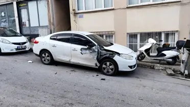 Bursa'da Kamyonet Park Halindeki Araca Çarptı